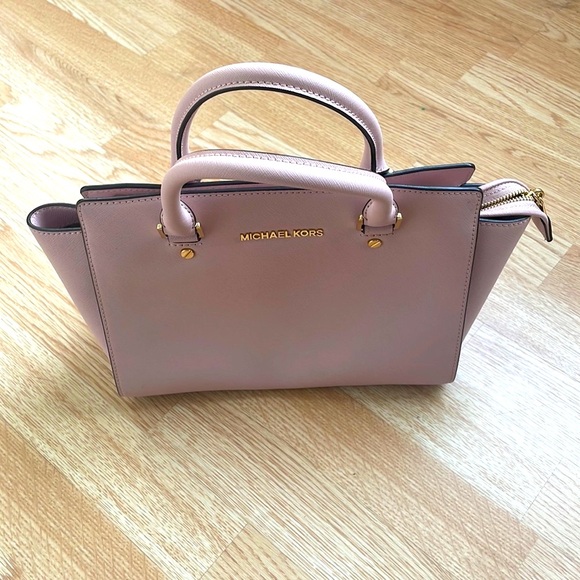 Michael Kors Selma Saffiano Bag - Picture 3 of 8